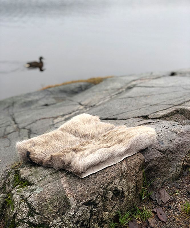 Sitteunderlag av reinsdyrskinn med sele