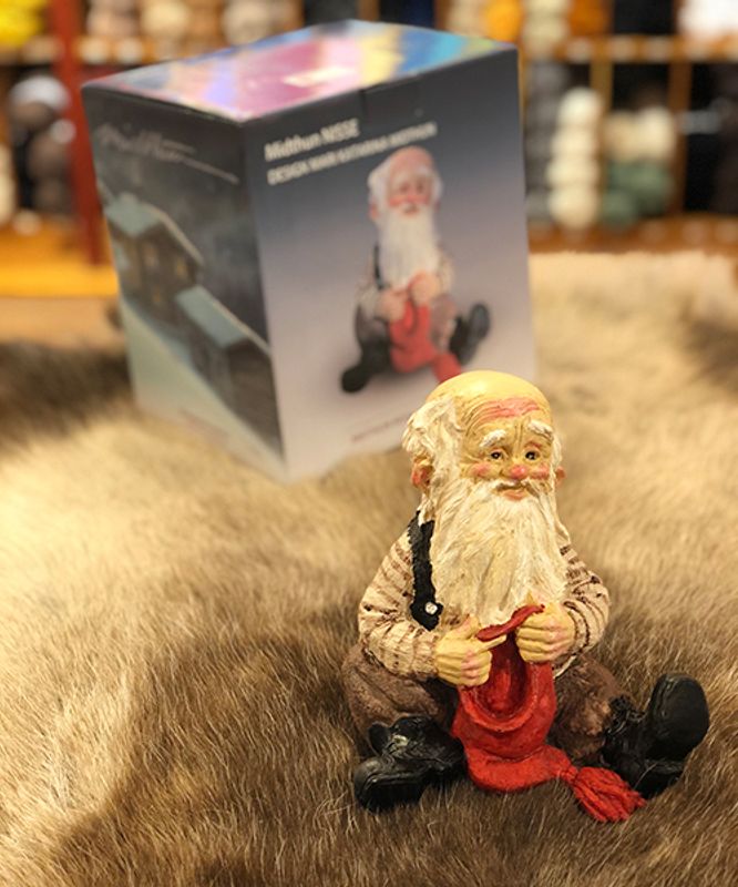 Midthun-nisse sittende med lue